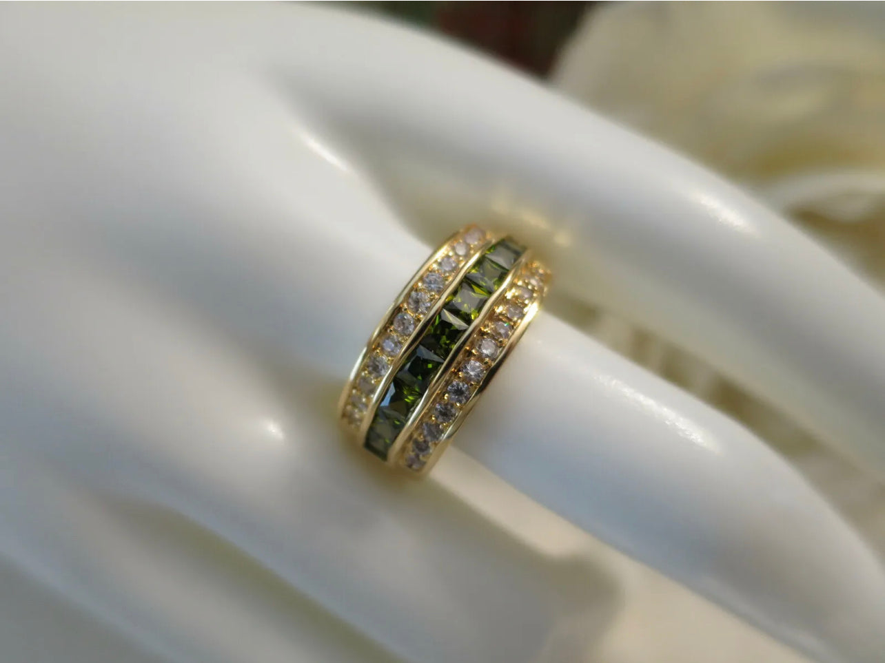 Vintage Jewellery Gold Ring Peridot & White Sapphires Deco Design