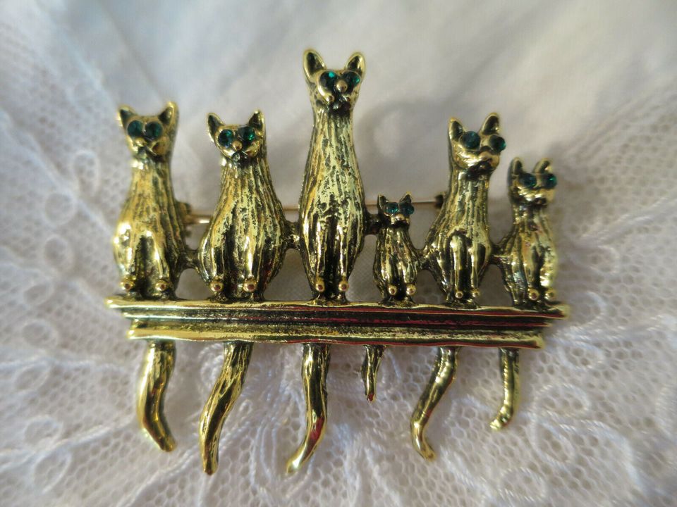 Beautiful Vintage style Gold tone & Green Rhinestone six Cats Brooch / Pendant