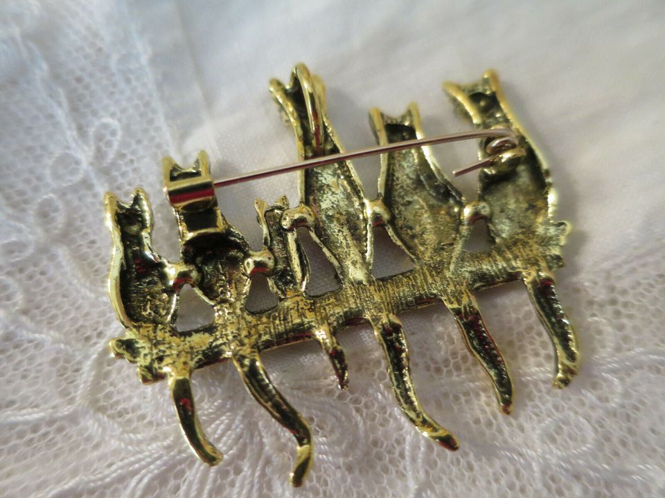 Beautiful Vintage style Gold tone & Green Rhinestone six Cats Brooch / Pendant