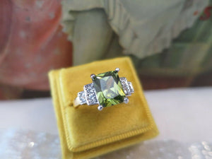 Vintage Jewellery Gold Ring Peridot White Sapphires Art Deco Design size 7 (115)