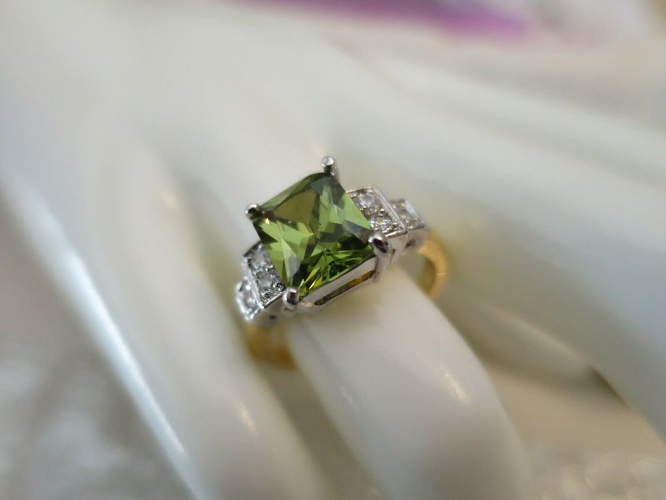 Vintage Jewellery Gold Ring Peridot White Sapphires Art Deco Design size 7 (115)