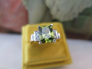 Vintage Jewellery Gold Ring Peridot White Sapphires Art Deco Design size 7 (115)